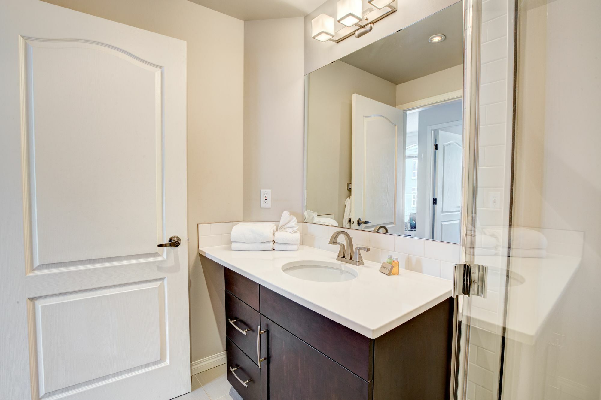 Suite Digs - Genesis YYC Buitenkant foto